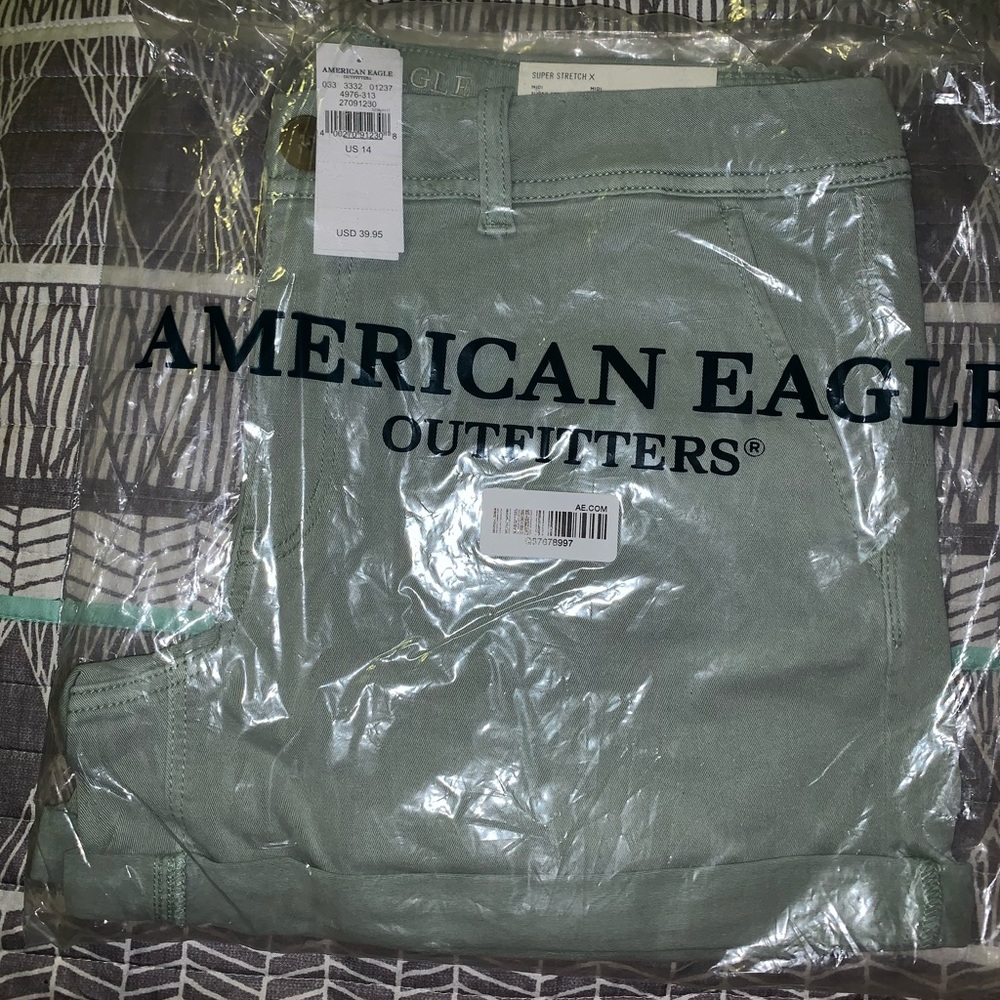 🍓NWT American Eagle Midi shorts size 14. Green